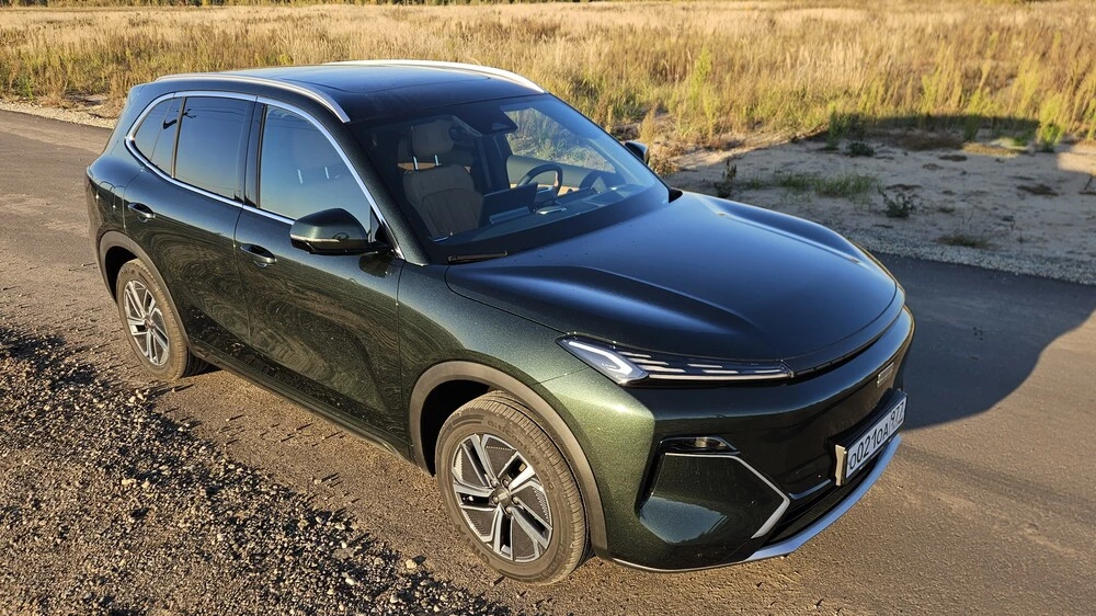 Geely EX5 EM-R сбоку спереди зеленый тест
