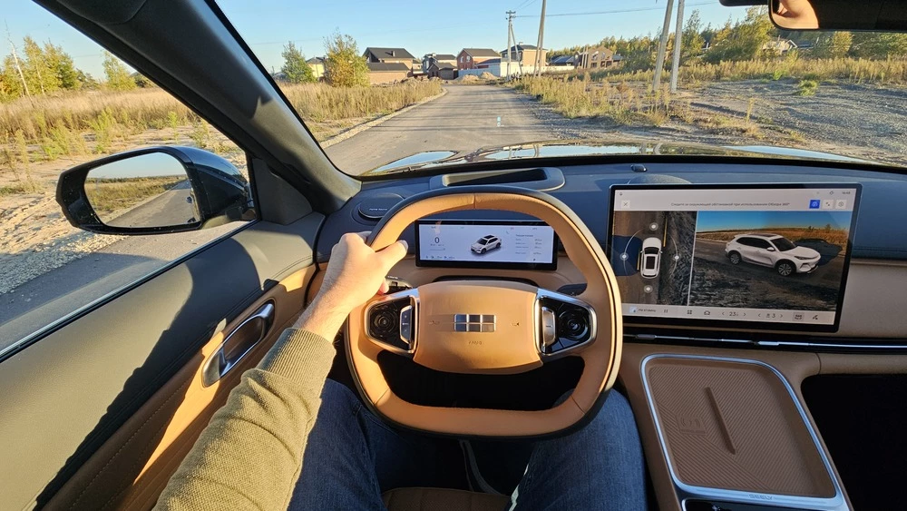 Geely EX5 EM-R тест салон интерьер водитель за рулем