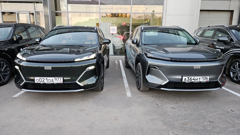 Geely EX5 EM-R и EM-i спереди вместе