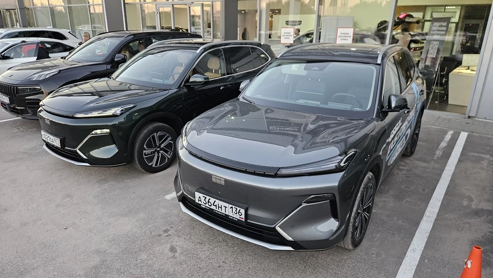 Geely EX5 EM-R и EM-i спереди сбоку вместе