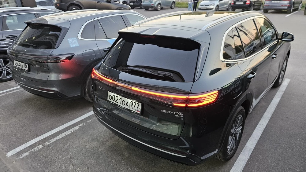 Geely EX5 EM-R и EM-i сбоку сзади вместе