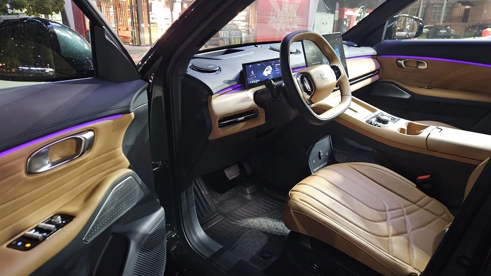 Geely EX5 EM-R тест салон интерьер первый ряд сиденья дверь подсветка атмосферная