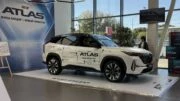 Новый кроссовер Geely Atlas в Казахстане презентация сбоку спереди