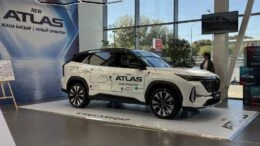 Новый кроссовер Geely Atlas в Казахстане презентация сбоку спереди