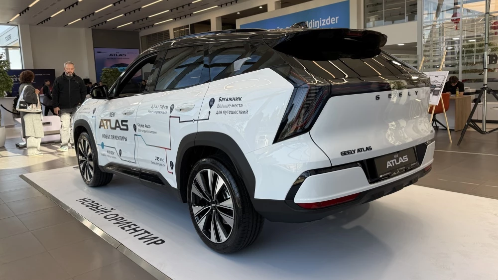 Новый кроссовер Geely Atlas в Казахстане презентация сбоку сзади