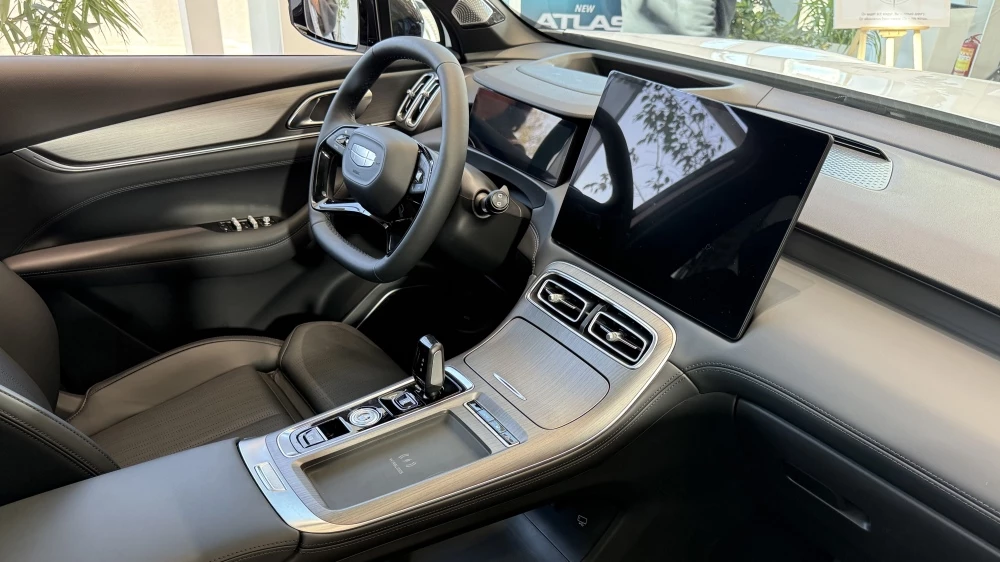 Новый кроссовер Geely Atlas в Казахстане салон интерьер первый ряд