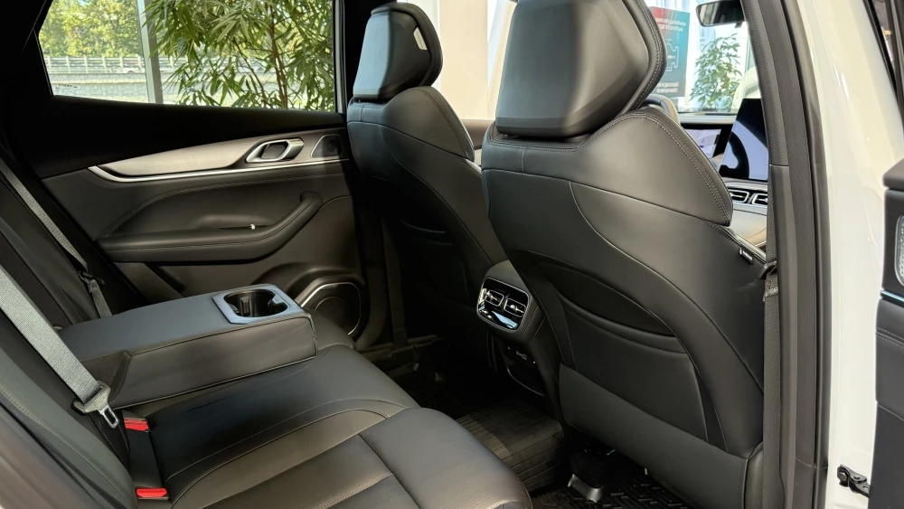 Новый кроссовер Geely Atlas в Казахстане салон интерьер второй ряд