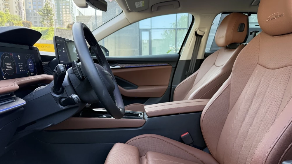 Новый кроссовер Geely Atlas в Казахстане салон интерьер первый ряд