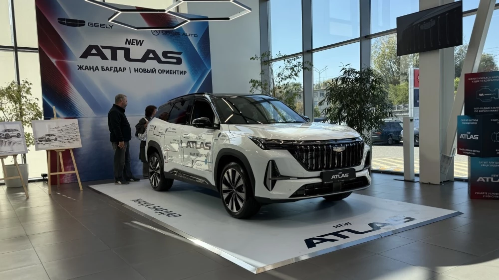 Новый кроссовер Geely Atlas в Казахстане презентация сбоку спереди