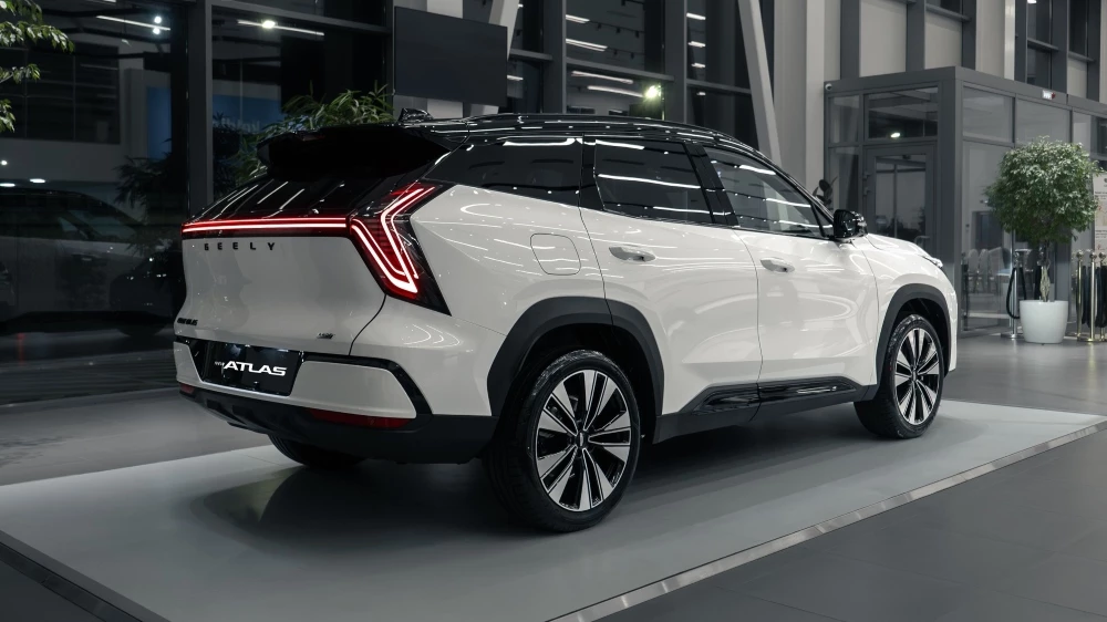 Новый кроссовер Geely Atlas в Казахстане у дилера в автосалоне купить новый сбоку сзади