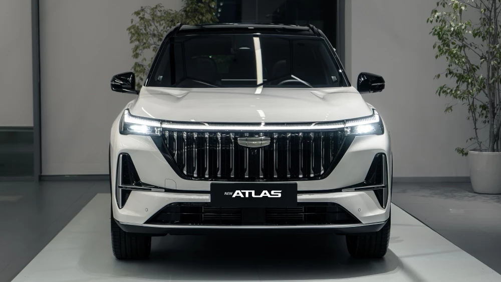 Новый кроссовер Geely Atlas в Казахстане у дилера в автосалоне купить новый спереди