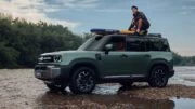Внедорожник Geely Battleship 700 начали продавать в Китае сбоку спереди гибрид
