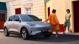 geely ex2 появится в россии официально сбоку спереди электромобиль хетчбэк