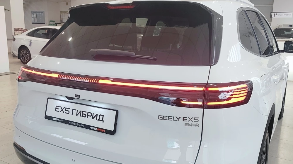 Geely EX5 EM-R белый сзади сбоку новый купить у дилера в автосалоне Автофан Тольятти