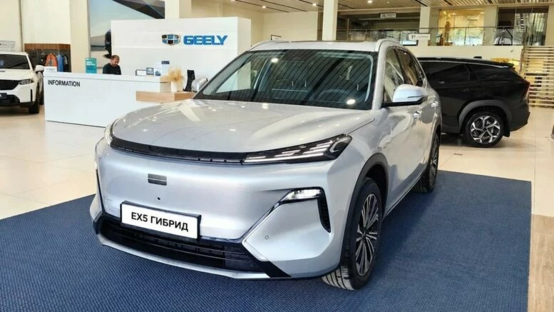 Пришел, увидел, заменил. Как в РФ идут продажи последовательного гибрида Geely EX5 EM-R Geely EX5 EM-R серый спереди сбоку новый купить у дилера в автосалоне Автосалон-152 Нижний Новгород