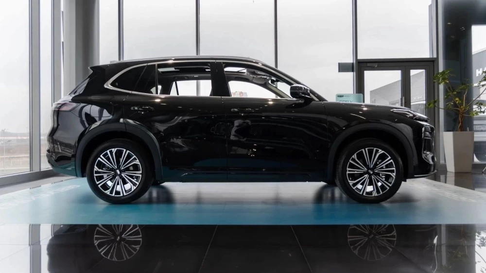 Geely EX5 EM-i черный сбоку новый в автосалоне у дилера Парнас Санкт-Петербург