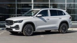 Geely Monjaro белый спереди сбоку купить новый у дилера в автосалоне Автоград Тюмень
