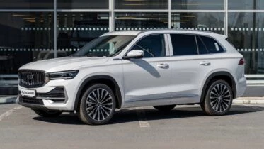 Geely Monjaro белый спереди сбоку купить новый у дилера в автосалоне Автоград Тюмень