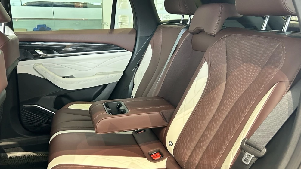 Geely Monjaro салон интерьер новый купить у дилера в автосалоне К-Моторс Петрозаводск