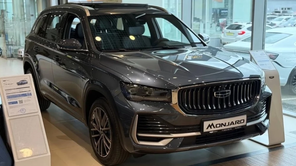 Geely Monjaro серый спереди сбоку купить новый у дилера в автосалоне ФЦ-Иркутск