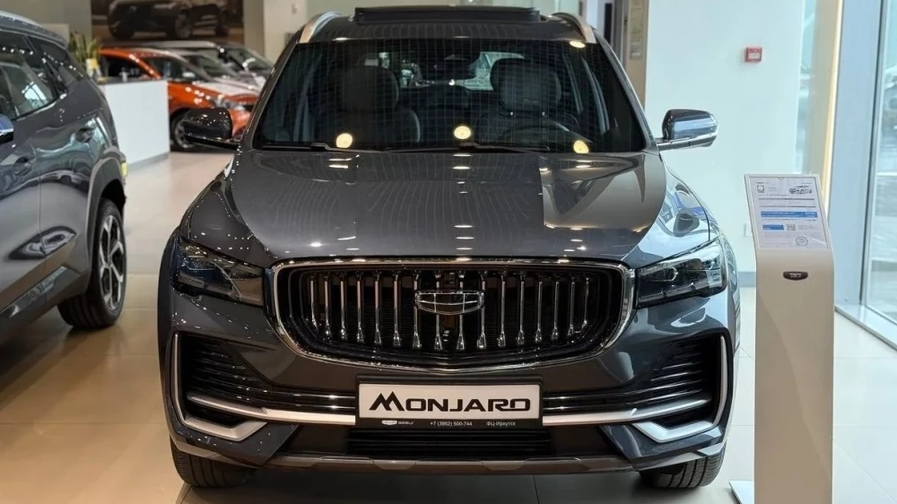 Geely Monjaro серый спереди купить новый у дилера в автосалоне ФЦ-Иркутск