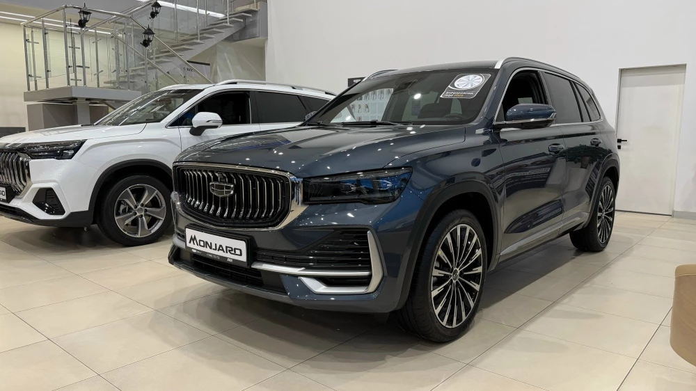 Geely Monjaro черный спереди сбоку купить новый у дилера в автосалоне Агат в Кирове