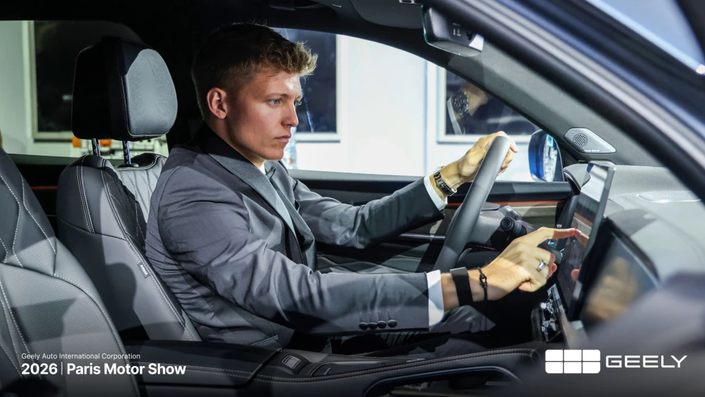 Первым владельцем Geely Monjaro EM-i в Европе стал чемпион мира по гонкам ян эрлаше парижский автосалон за рулём