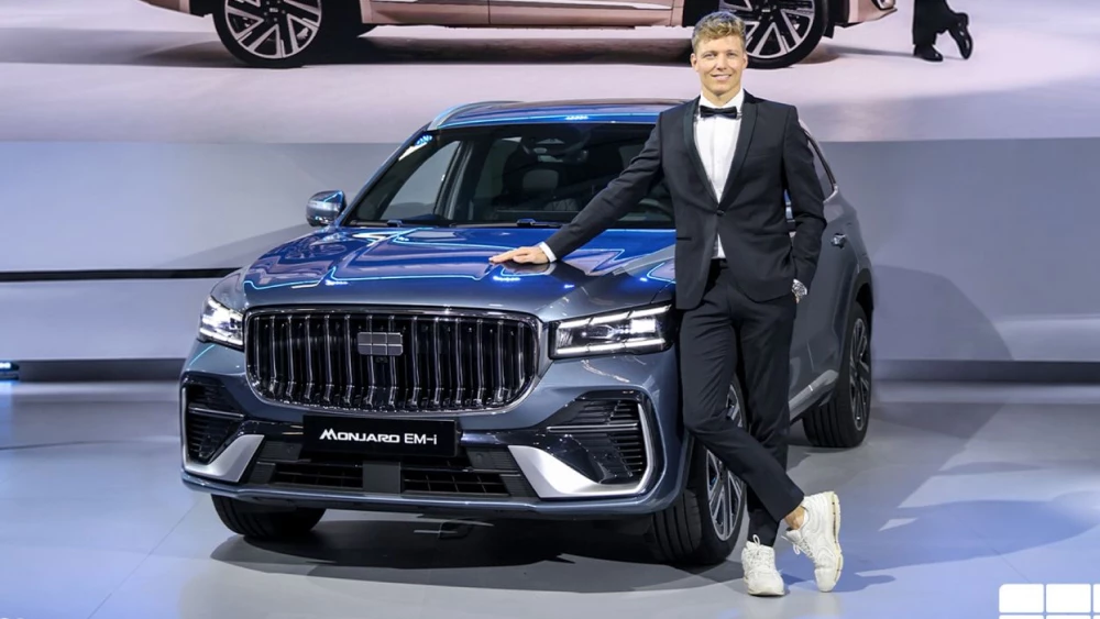 Первым владельцем Geely Monjaro EM-i в Европе стал чемпион мира по гонкам ян эрлаше парижский автосалон