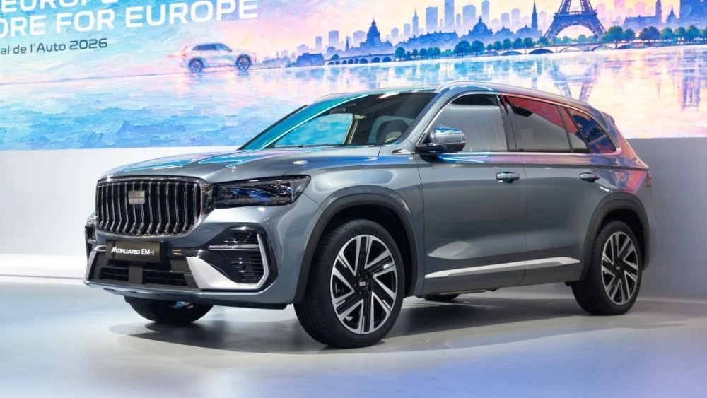 Первым владельцем Geely Monjaro EM-i в Европе стал чемпион мира по гонкам ян эрлаше парижский автосалон серый 
