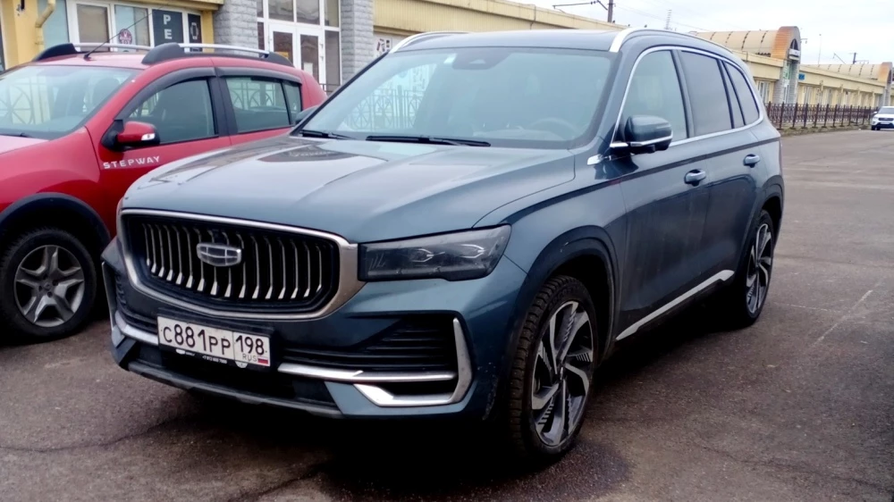 Geely Monjaro серый спереди сбоку