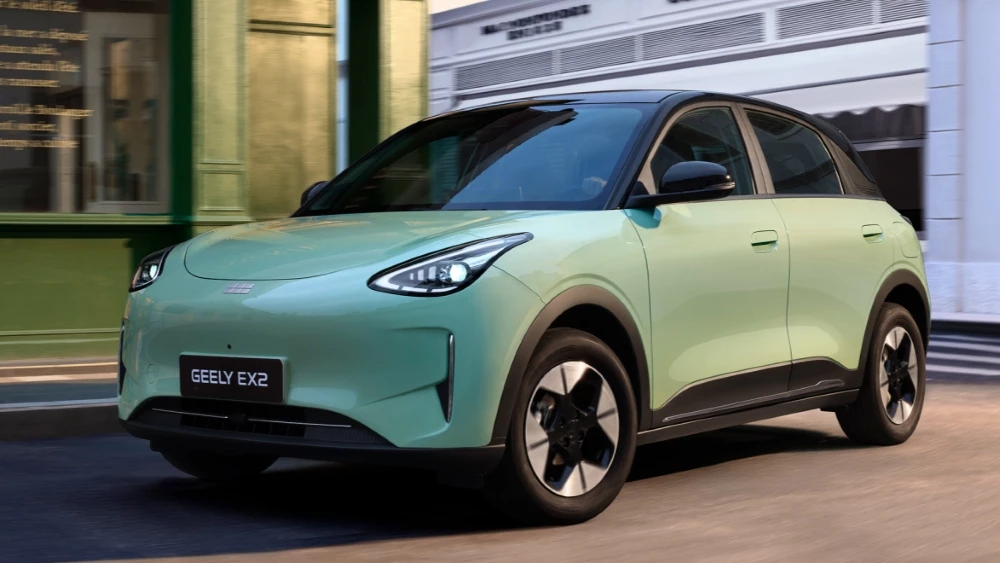 хетчбэк geely ex2 спереди сбоку в динамике