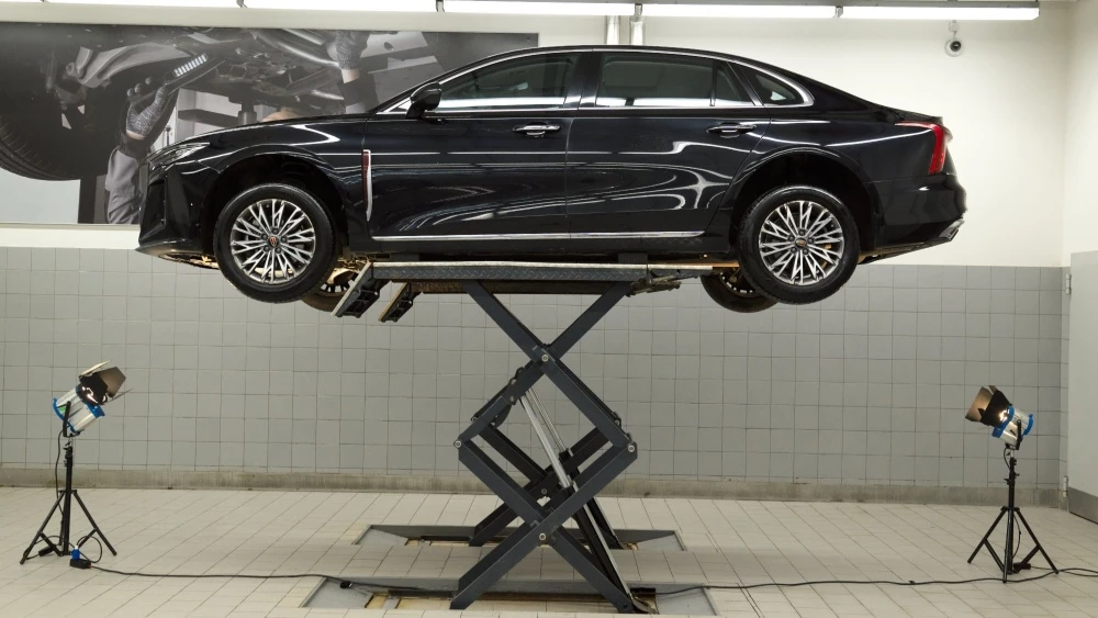 Hongqi H5 с пробегом 270 тысяч пробега на подъемнике сбоку