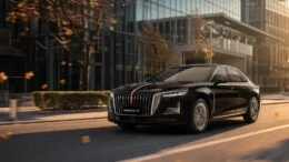 Hongqi H5 спереди сбоку обновленный новый в динамике осенью