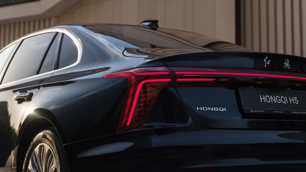 Дизайн экстерьера Hongqi H5 сбоку сзади