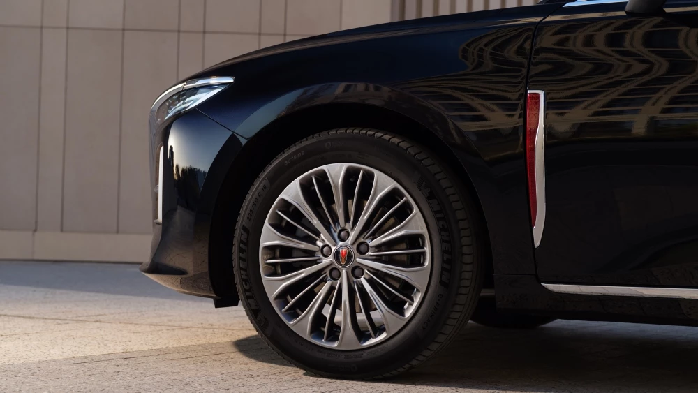Дизайн экстерьера Hongqi H5 сбоку спереди
