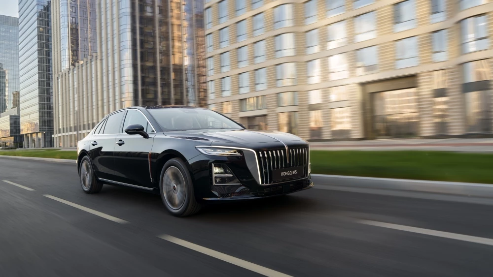 Hongqi H5 спереди сбоку обновленный новый в динамике осенью