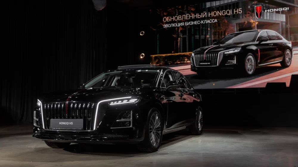 Обновленный седан Hongqi H5 на презентации в России сбоку спереди