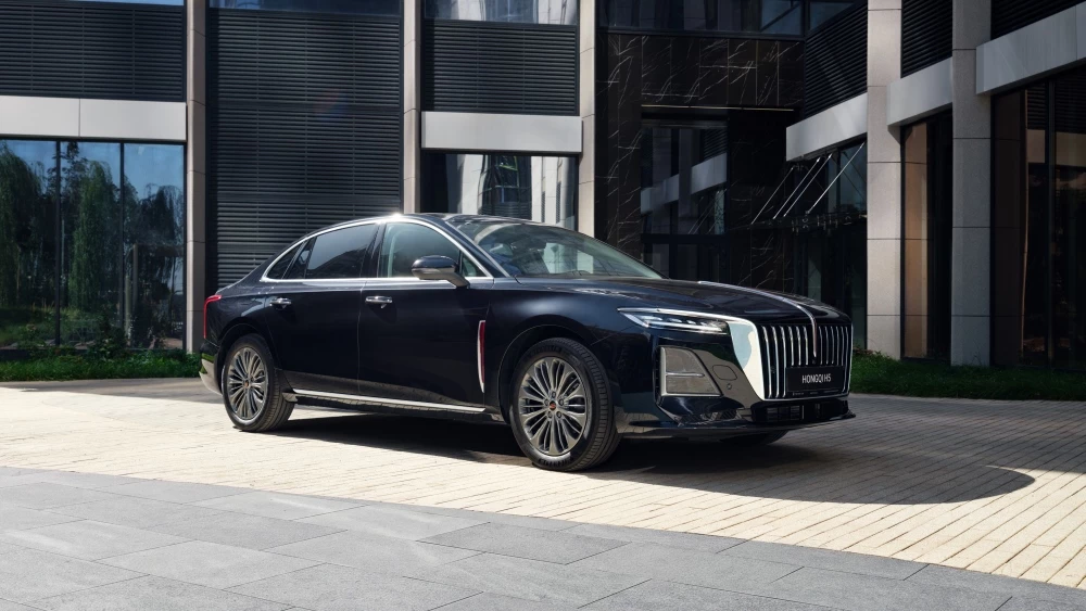Дизайн экстерьера Hongqi H5 сбоку спереди обновленный