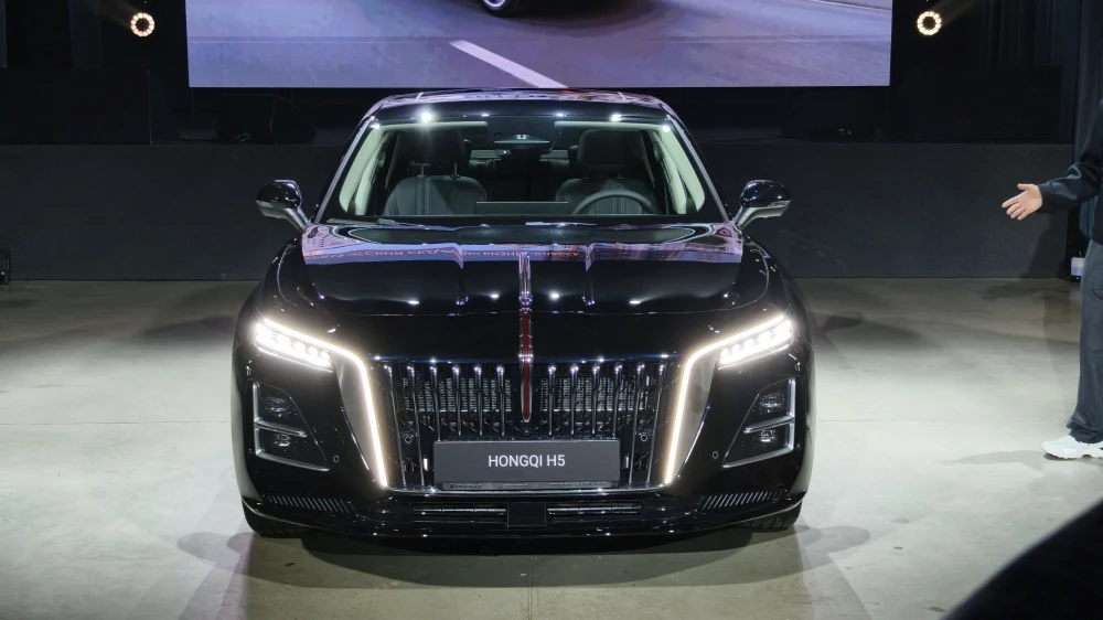 Hongqi H5 обновленный черный спереди презентация в Москве