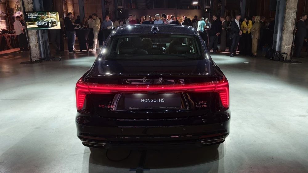 Hongqi H5 обновленный черный сзади презентация в Москве