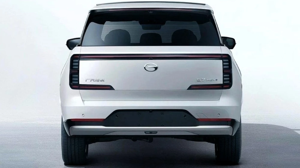 кроссовер gac s7 сзади с гибридной hev установкой