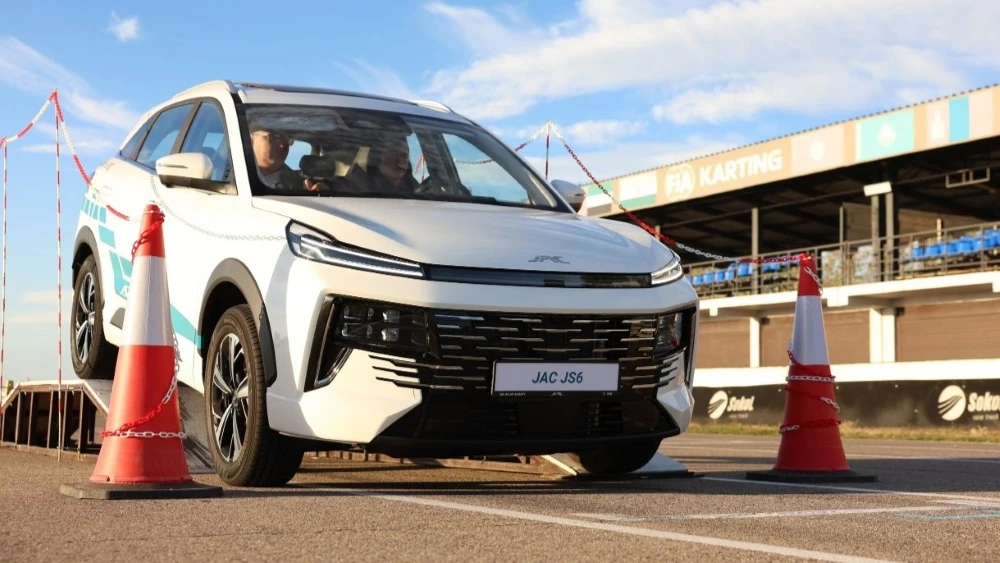 Обновленный кроссовер JAC JS6 в Казахстане сбоку спереди презентация белый в динамике полигон подвеска