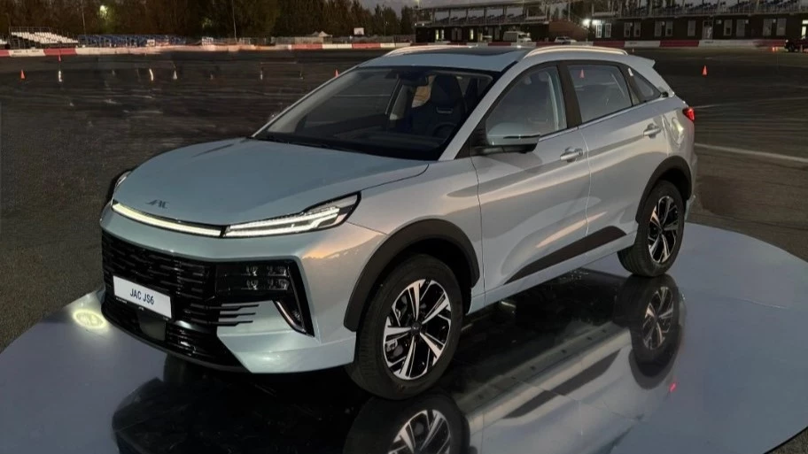 Обновленный кроссовер JAC JS6 в Казахстане сбоку спереди презентация белый вечерний свет