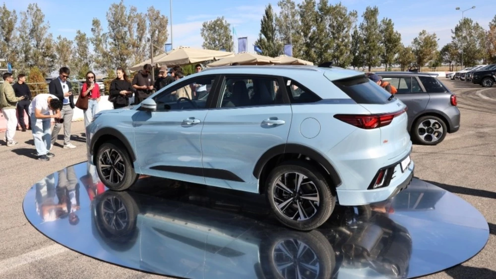 Обновленный кроссовер JAC JS6 в Казахстане сбоку сзади презентация белый