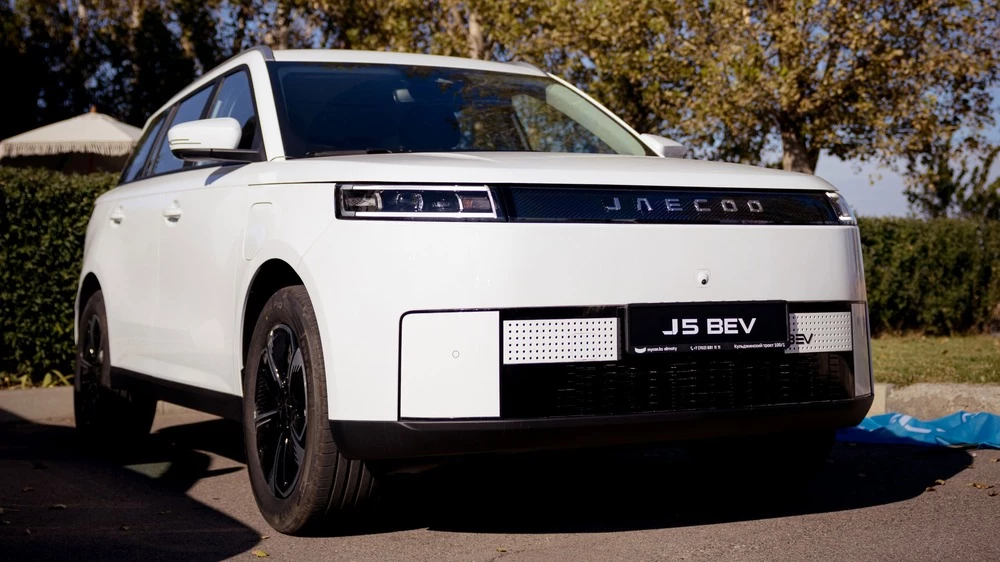 Электрический кроссовер Jaecoo J5 BEV в Казахстане сбоку спереди