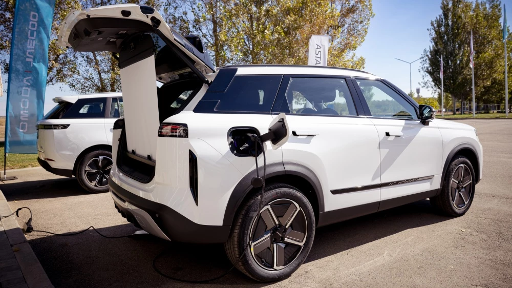 Гибридный кроссовер Jaecoo J7 PHEV на автодроме под Алматы презентация сбоку сзади зарядка