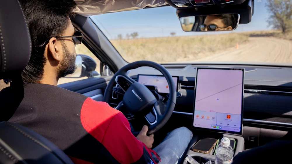 Гибридный кроссовер Jaecoo J7 PHEV салон интерьер водитель в Казахстане