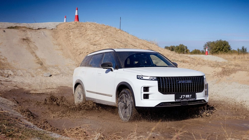 Гибридный кроссовер Jaecoo J7 PHEV на автодроме под Алматы презентация сбоку спереди бездорожье