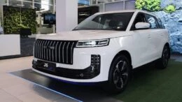 jeland j6 у дилера в автосалоне новый купить белый сбоку спереди Авторусь