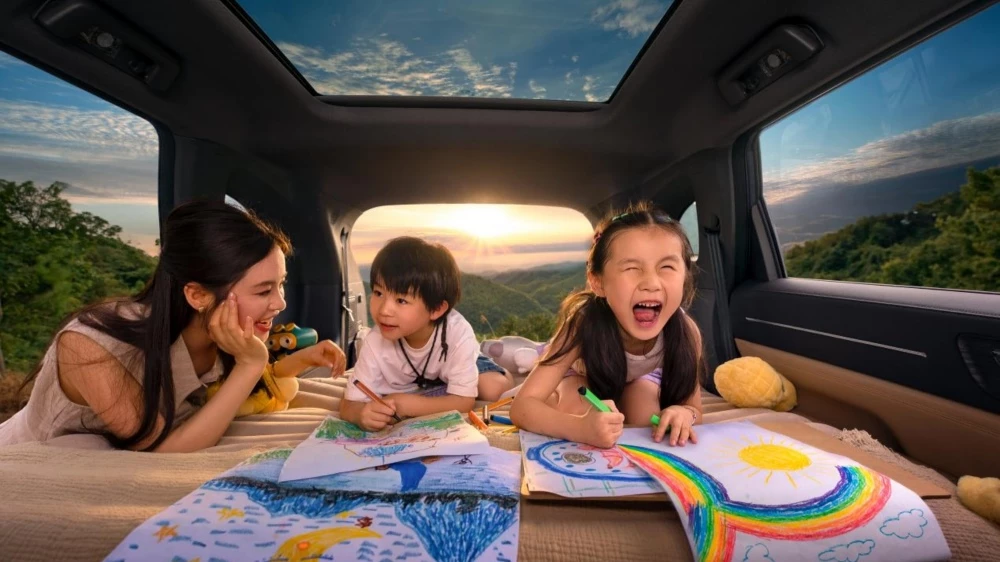 Кроссовер Jetour Shanhai L7 Plus салон интерьер семья лежат
